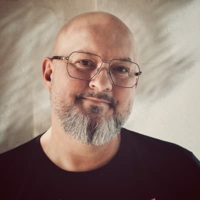Kadr z podcastu wideo nagranego z Łukaszem Tchórzewskim dla Pierwszego Trzeźwego Pokolenia
